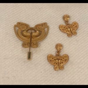 Gold tone Broach with pierced earrings set!